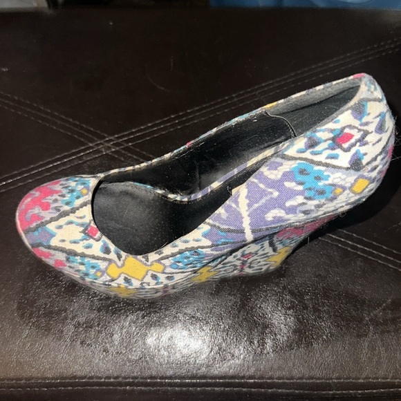 Steve Madden Pammyy High Platform Psychedelic Material, Size 7.5 M, Multicolor - Picture 9 of 13